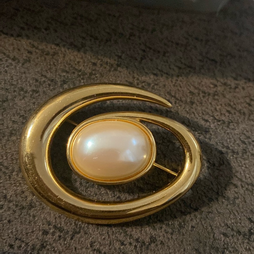 Vintage MONET Faux White Pearl Cabochon With Gold Tone Swirl Brooch